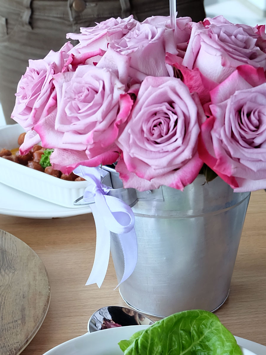 Mothers Who Brunch: Beautiful Blooms by Flowers by Yumi Mothers Who Brunch: Beautiful Blooms by Flowers by Yumi