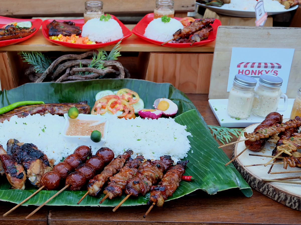 Hoops and Noms: Taft Food by the Court. Honky's Grill