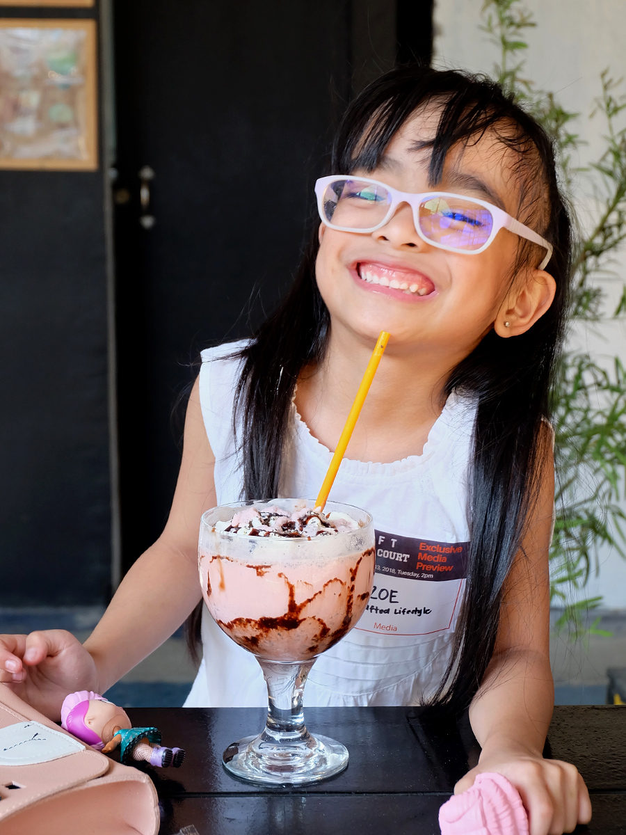 Hoops and Noms: Taft Food by the Court. Strawberry Oreo Frappe by Malukko Milk Tea & Frappe